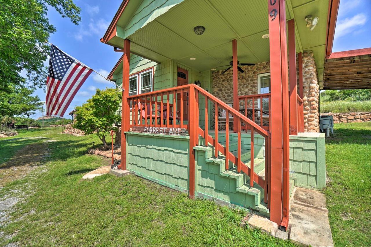 Charming Hilltop Cottage In Medicine Park! エクステリア 写真